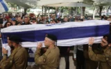 Les funérailles du soldat israélien Zvi Feldman au cimetière militaire de Holon, près de Tel Aviv, le 12 mai 2025. (Crédit : GIL COHEN-MAGEN / AFP).