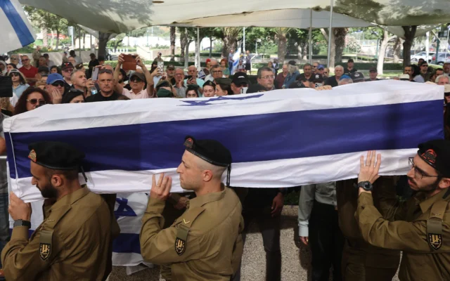 Les funérailles du soldat israélien Zvi Feldman au cimetière militaire de Holon, près de Tel Aviv, le 12 mai 2025. (Crédit : GIL COHEN-MAGEN / AFP).