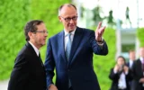 Le chancelier allemand Friedrich Merz accueille le président Isaac Herzog le 12 mai 2025 à la Chancellerie à Berlin, Allemagne. (Crédit : Tobias SCHWARZ / AFP)