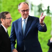 Le chancelier allemand Friedrich Merz accueille le président Isaac Herzog le 12 mai 2025 à la Chancellerie à Berlin, Allemagne. (Crédit : Tobias SCHWARZ / AFP)