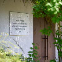 Une plaque à l'entrée de l'ossuaire de Lipica, dans le cimetière de Lipica, à Skofja Loka, en Slovénie, le 30 avril 2025. (Crédit : Jure Makovec/AFP)