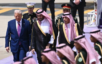 Le prince héritier saoudien Mohammed ben Salmane (au centre) accompagne le président américain Donald Trump (à gauche) à son arrivée à Ryad, le 13 mai 2025. (Crédit : Brendan SMIALOWSKI / AFP)