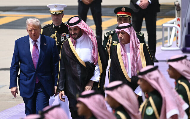 Le prince héritier saoudien Mohammed ben Salmane (au centre) accompagne le président américain Donald Trump (à gauche) à son arrivée à Ryad, le 13 mai 2025. (Crédit : Brendan SMIALOWSKI / AFP)