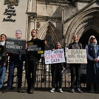 Des acteurs et activistes britanniques anti-Israël devant les Royal Courts of Justice, dans le centre de Londres, le 13 mai 2025. (Crédit : Adrian Dennis / AFP)