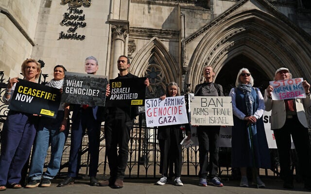 Des acteurs et activistes britanniques anti-Israël devant les Royal Courts of Justice, dans le centre de Londres, le 13 mai 2025. (Crédit : Adrian Dennis / AFP)
