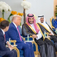 Le prince héritier saoudien Mohammed bin Salman reçoit le président américain Donald Trump à Ryad, le 13 mai 2025. (Crédit : BANDAR AL-JALOUD / Palais royal saoudien / AFP)