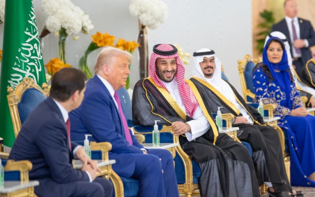 Le prince héritier saoudien Mohammed bin Salman reçoit le président américain Donald Trump à Ryad, le 13 mai 2025. (Crédit : BANDAR AL-JALOUD / Palais royal saoudien / AFP)