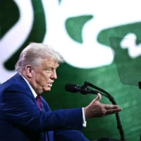 Le président américain Donald Trump s'exprime lors du forum d'investissement américano-saoudien au Centre de conférence international du roi Abdul Aziz à Riyad, le 13 mai 2025. (Crédit : Brendan SMIALOWSKI / AFP)