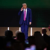 Le président américain Donald Trump au forum d'investissement américano-saoudien au Centre de conférence international du roi Abdul Aziz à Riyad, le 13 mai 2025. (Crédit : Fayez NURELDINE / AFP)