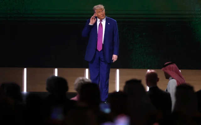 Le président américain Donald Trump au forum d'investissement américano-saoudien au Centre de conférence international du roi Abdul Aziz à Riyad, le 13 mai 2025. (Crédit : Fayez NURELDINE / AFP)