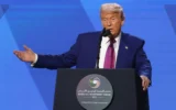 Le président américain Donald Trump s'exprime lors du forum d'investissement américano-saoudien au Centre de conférence international du roi Abdul Aziz à Riyad, le 13 mai 2025. (Crédit : Fayez Nureldine / AFP)