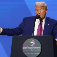 Le président américain Donald Trump s'exprime lors du forum d'investissement américano-saoudien au Centre de conférence international du roi Abdul Aziz à Riyad, le 13 mai 2025. (Crédit : Fayez Nureldine / AFP)
