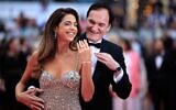 Le réalisateur américain Quentin Tarantino et son épouse, la chanteuse israélienne Daniella Pick, arrivant pour la cérémonie d'ouverture et la projection du film « Partir un Jour » (Bye Bye), lors de la 78e édition du Festival de Cannes, à Cannes, dans le sud de la France, le 13 mai 2025. (Crédit : Valery Hache/AFP)