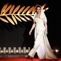 L'actrice française et présidente du jury du 78e Festival de Cannes, Juliette Binoche, arrivant sur scène lors de la cérémonie d'ouverture et de la projection du film « Partir un Jour » (Bye Bye), présenté hors compétition lors de la 78e édition du Festival de Cannes, à Cannes, dans le sud de la France, le 13 mai 2025. (Crédit : Sameer al-Doumy/AFP)