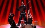 Mamagama, représentant l'Azerbaïdjan avec la chanson « Run With U »,  lors du Concours Eurovision de la chanson 2025, à la St. Jakobshalle, à Bâle, le 13 mai 2025. (Crédit : Sébastien Bozon/AFP)
