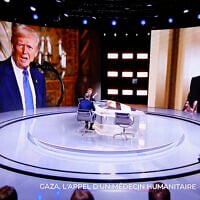 Le président français Emmanuel Macron (au centre), avec le président américain Donald Trump (à gauche) et le Premier ministre israélien Benjamin Netanyahu en arrière-plan, sur les écrans de la salle de contrôle principale de la chaîne française TF1 lors de son apparition dans une émission spéciale, à Saint-Denis, au nord de Paris, le 13 mai 2025. (Crédit : Ludovic Marin/AFP)