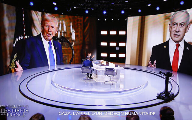 Le président français Emmanuel Macron (au centre), avec le président américain Donald Trump (à gauche) et le Premier ministre israélien Benjamin Netanyahu en arrière-plan, sur les écrans de la salle de contrôle principale de la chaîne française TF1 lors de son apparition dans une émission spéciale, à Saint-Denis, au nord de Paris, le 13 mai 2025. (Crédit : Ludovic Marin/AFP) Le président français Emmanuel Macron (au centre), avec le président américain Donald Trump (à gauche) et le Premier ministre israélien Benjamin Netanyahu en arrière-plan, sur les écrans de la salle de contrôle principale de la chaîne française TF1 lors de son apparition dans une émission spéciale, à Saint-Denis, au nord de Paris, le 13 mai 2025. (Crédit : Ludovic Marin/AFP)