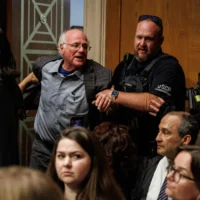 Ben Cohen, cofondateur de Ben and Jerry's, est arrêté par la police du Capitole pour avoir perturbé les débats lors d'une audition du secrétaire américain à la santé et aux services sociaux, Robert F. Kennedy Jr., devant la commission sénatoriale de la santé, de l'éducation, du travail et des pensions au Capitole, le 14 mai 2025 à Washington, DC. (Crédit : Samuel Corum/Getty Images/AFP)