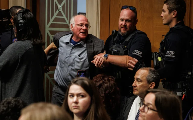 Ben Cohen, cofondateur de Ben and Jerry's, est arrêté par la police du Capitole pour avoir perturbé les débats lors d'une audition du secrétaire américain à la santé et aux services sociaux, Robert F. Kennedy Jr., devant la commission sénatoriale de la santé, de l'éducation, du travail et des pensions au Capitole, le 14 mai 2025 à Washington, DC. (Crédit : Samuel Corum/Getty Images/AFP) Ben Cohen, cofondateur de Ben and Jerry's, est arrêté par la police du Capitole pour avoir perturbé les débats lors d'une audition du secrétaire américain à la santé et aux services sociaux, Robert F. Kennedy Jr., devant la commission sénatoriale de la santé, de l'éducation, du travail et des pensions au Capitole, le 14 mai 2025 à Washington, DC. (Crédit : Samuel Corum/Getty Images/AFP)