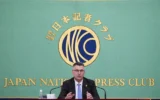 Le ministre des Affaires étrangères Gideon Saar s'exprimant lors d'une conférence de presse, au Japan National Press Club, à Tokyo, le 14 mai 2025. (Crédit : Kazuhiro Nogi/AFP)