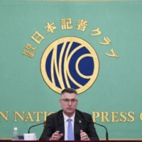 Le ministre des Affaires étrangères Gideon Saar s'exprimant lors d'une conférence de presse, au Japan National Press Club, à Tokyo, le 14 mai 2025. (Crédit : Kazuhiro Nogi/AFP)