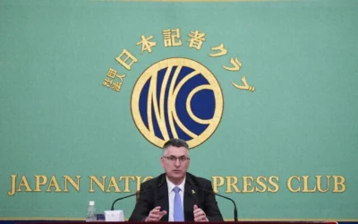 Le ministre des Affaires étrangères Gideon Saar s'exprimant lors d'une conférence de presse, au Japan National Press Club, à Tokyo, le 14 mai 2025. (Crédit : Kazuhiro Nogi/AFP)