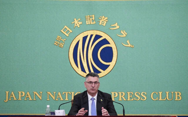 Le ministre des Affaires étrangères Gideon Saar s'exprimant lors d'une conférence de presse, au Japan National Press Club, à Tokyo, le 14 mai 2025. (Crédit : Kazuhiro Nogi/AFP)