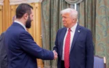 Le président américain Donald Trump (à droite) serrant la main du président par intérim syrien Ahmed al-Sharaa (à gauche) à Ryad, le 14 mai 2025. (Crédit : Bandar al-Jaloud/Palais royal saoudien/AFP)