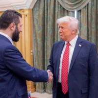 Le président américain Donald Trump, à droite, serre la main du président intérimaire syrien, Ahmed al-Sharaa (à gauche) à Ryad, le 14 mai 2025. (Crédit : Bandar AL-JALOUD / Palais royal saoudien / AFP)