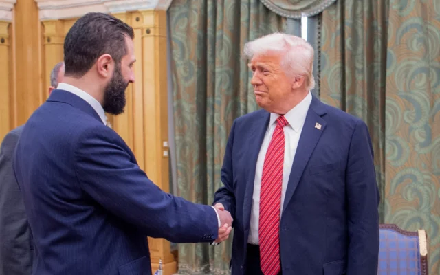Le président américain Donald Trump, à droite, serre la main du président intérimaire syrien, Ahmed al-Sharaa (à gauche) à Ryad, le 14 mai 2025. (Crédit : Bandar AL-JALOUD / Palais royal saoudien / AFP)