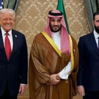 Sur une photo fournie par l'Agence de presse arabe syrienne (SANA), le président américain Donald Trump, à gauche, le président intérimaire de la Syrie Ahmed al-Sharaa, à droite, le prince héritier saoudien Mohammed bin Salman, au centre, posent pour une photo à Ryad, le 14 mai 2025 (Crédit : SANA / AFP).