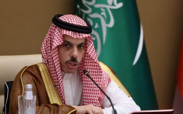 Le ministre des Affaires étrangères de l'Arabie saoudite, le prince Faisal bin Farhan al-Saud, assistant à la réunion du Conseil de coopération du Golfe (CCG) réunissant six pays, à Ryad, le 14 mai 2025. (Crédit : Fayez Nureldine/AFP)