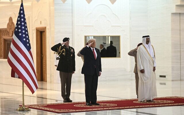 L'émir du Qatar, Cheikh Tamim bin Hamad al-Thani (à droite), accueillant le président américain Donald Trump, dans la capitale qatarienne, Doha, le 14 mai 2025. (Crédit : Brendan Smialowski/AFP)