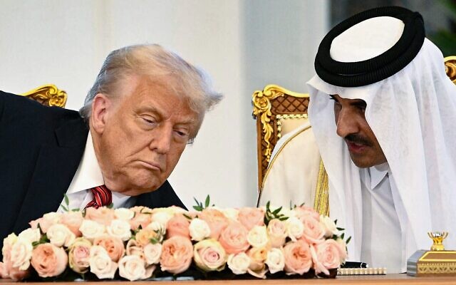 L'émir du Qatar, Cheikh Tamim ben Hamad al-Thani (à droite), et le président américain Donald Trump, au palais royal de Doha, le 14 mai 2025. (Crédit : Brendan Smialowski/AFP)