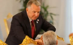 L'envoyé spécial des États-Unis pour le Moyen-Orient, Steve Witkoff, arrive pour une cérémonie de signature au Palais royal de Doha, le 14 mai 2025. (Crédit : Karim Jaafar/AFP)