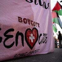 Des manifestants tiennent une banderole pendant une manifestation silencieuse de soutien au peuple palestinien le jour de la commémoration de la "Nakba", le déplacement du peuple palestinien lors de la création d'Israël, à Bâle, le 14 mai 2025. (Crédit 
: SEBASTIEN BOZON / AFP)