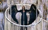 La chanteuse israélienne Yuval Raphael se produit sur la scène de l'Eurovision lors des répétitions précédant la deuxième demi-finale du concours, à l'arène St. Jakobshalle, à Bâle, le 14 mai 2025. (Crédit : Fabrice COFFRINI / AFP)