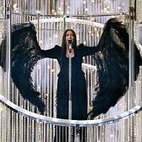 La chanteuse israélienne Yuval Raphael se produit sur la scène de l'Eurovision lors des répétitions précédant la deuxième demi-finale du concours, à l'arène St. Jakobshalle, à Bâle, le 14 mai 2025. (Crédit : Fabrice COFFRINI / AFP)