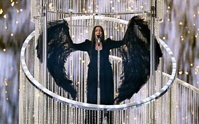La chanteuse israélienne Yuval Raphael se produit sur la scène de l'Eurovision lors des répétitions précédant la deuxième demi-finale du concours, à l'arène St. Jakobshalle, à Bâle, le 14 mai 2025. (Crédit : Fabrice COFFRINI / AFP)