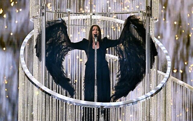 La chanteuse israélienne Yuval Raphael se produit sur la scène de l'Eurovision lors des répétitions précédant la deuxième demi-finale du concours, à l'arène St. Jakobshalle, à Bâle, le 14 mai 2025. (Crédit : Fabrice COFFRINI / AFP)
