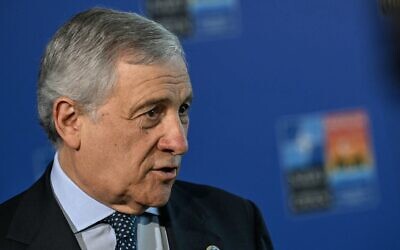 Le ministre italien des Affaires étrangères, Antonio Tajani, s'adressant à la presse à son arrivée à une réunion informelle des ministres des Affaires étrangères de l'Organisation du Traité de l'Atlantique Nord, en prévision d'éventuelles négociations de paix entre l'Ukraine et la Russie en Turquie, à Antalya, le 15 mai 2025. (Crédit : Ozan Kose/AFP)