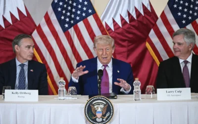 Le président américain Donald Trump est entouré du PDG de Boeing Kelly Ortberg (gauche) et du PDG de GE Aerospace Larry Culp lors d'un petit-déjeuner avec des chefs d'entreprise à Doha le 15 mai 2025. (Crédit : Brendan SMIALOWSKI / AFP)