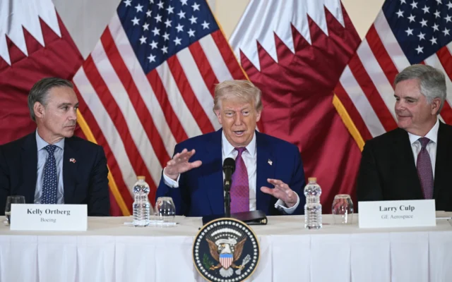 Le président américain Donald Trump est entouré du PDG de Boeing Kelly Ortberg (gauche) et du PDG de GE Aerospace Larry Culp lors d'un petit-déjeuner avec des chefs d'entreprise à Doha le 15 mai 2025. (Crédit : Brendan SMIALOWSKI / AFP)