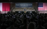Le président américain Donald Trump s’adresse aux troupes sur la base aérienne d’Al-Udeid, au sud-ouest de Doha, le 15 mai 2025. (Crédit : Brendan SMIALOWSKI/AFP)