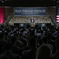Le président américain Donald Trump s’adresse aux troupes sur la base aérienne d’Al-Udeid, au sud-ouest de Doha, le 15 mai 2025. (Crédit : Brendan SMIALOWSKI/AFP)
