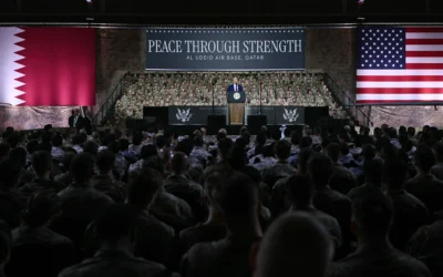 Le président américain Donald Trump s’adresse aux troupes sur la base aérienne d’Al-Udeid, au sud-ouest de Doha, le 15 mai 2025. (Crédit : Brendan SMIALOWSKI/AFP)