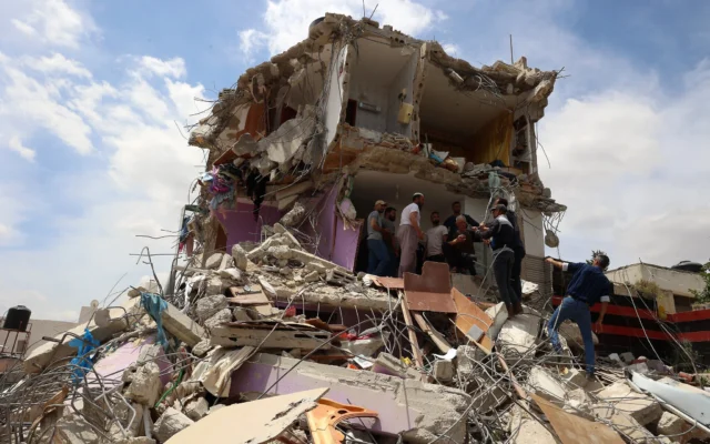 Des personnes vérifient les décombres d'une maison après que les troupes israéliennes ont déclaré avoir tué cinq hommes armés lors d'un raid de l'armée à Tammun en Cisjordanie, le 15 mai 2025. (Crédit : Zain JAAFAR / AFP)