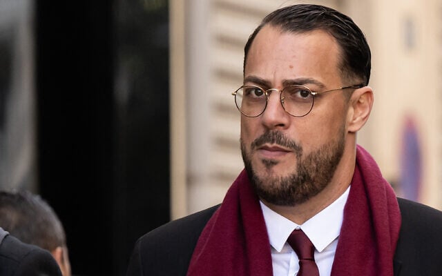 Le député de La France Insoumise (LFI) - Sébastien Delogu arrive pour son procès au palais de justice de Marseille, à Marseille, dans le sud-est de la France, le 7 janvier 2025. (Crédit : MIGUEL MEDINA / AFP)