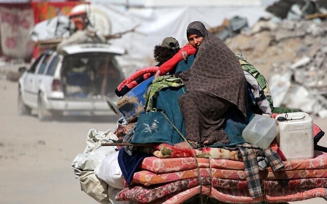 Une Palestinienne assise sur les affaires de sa famille alors que les habitants fuient la ville de Gaza, le 16 mai 2025. (Crédit : Bashar Taleb/AFP) Une Palestinienne assise sur les affaires de sa famille alors que les habitants fuient la ville de Gaza, le 16 mai 2025. (Crédit : Bashar Taleb/AFP)