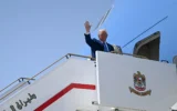 Le président américain Donald Trump fait un signe d'adieu alors qu'il se prépare à monter à bord d'Air Force One à Abou Dhabi, aux Émirats arabes unis, le 16 mai 2025. (Crédit : Brendan SMIALOWSKI / AFP)